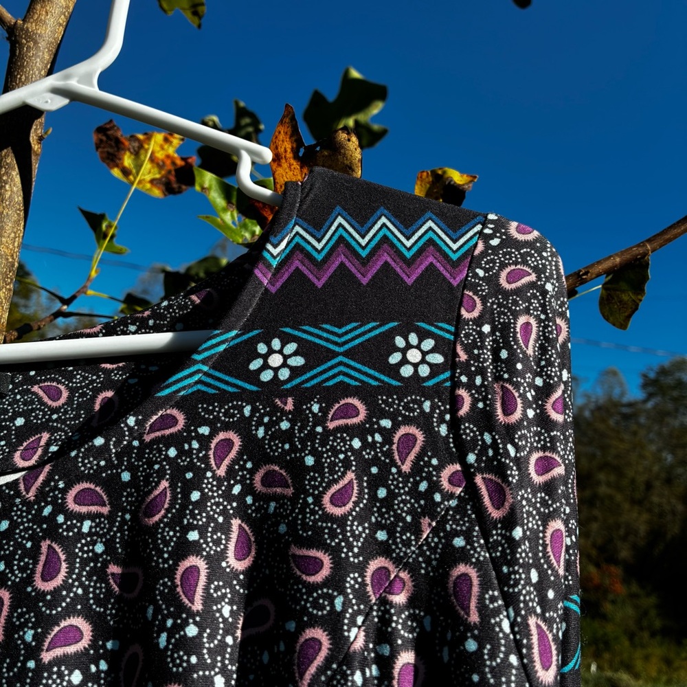 Fun & Flattering Multicolor Paisley Midi Dress - Picture 4 of 6